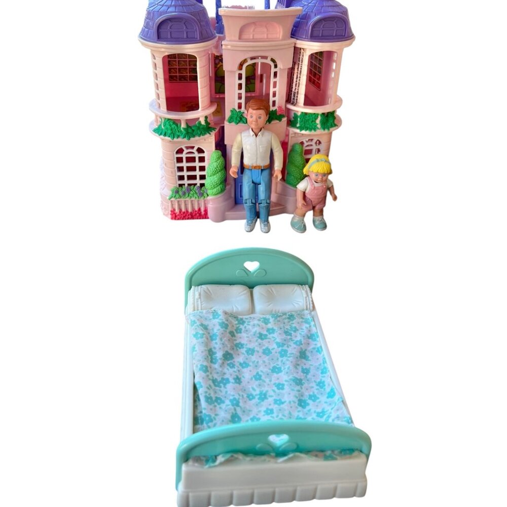 Fisher Price Sweet Treats Townhouse Dollhouse Mansion Dad Little Sister Bed - Picture 1 of 16
